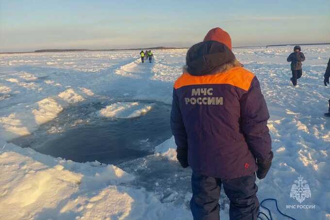 Трактор с людьми провалился под лед на российской реке